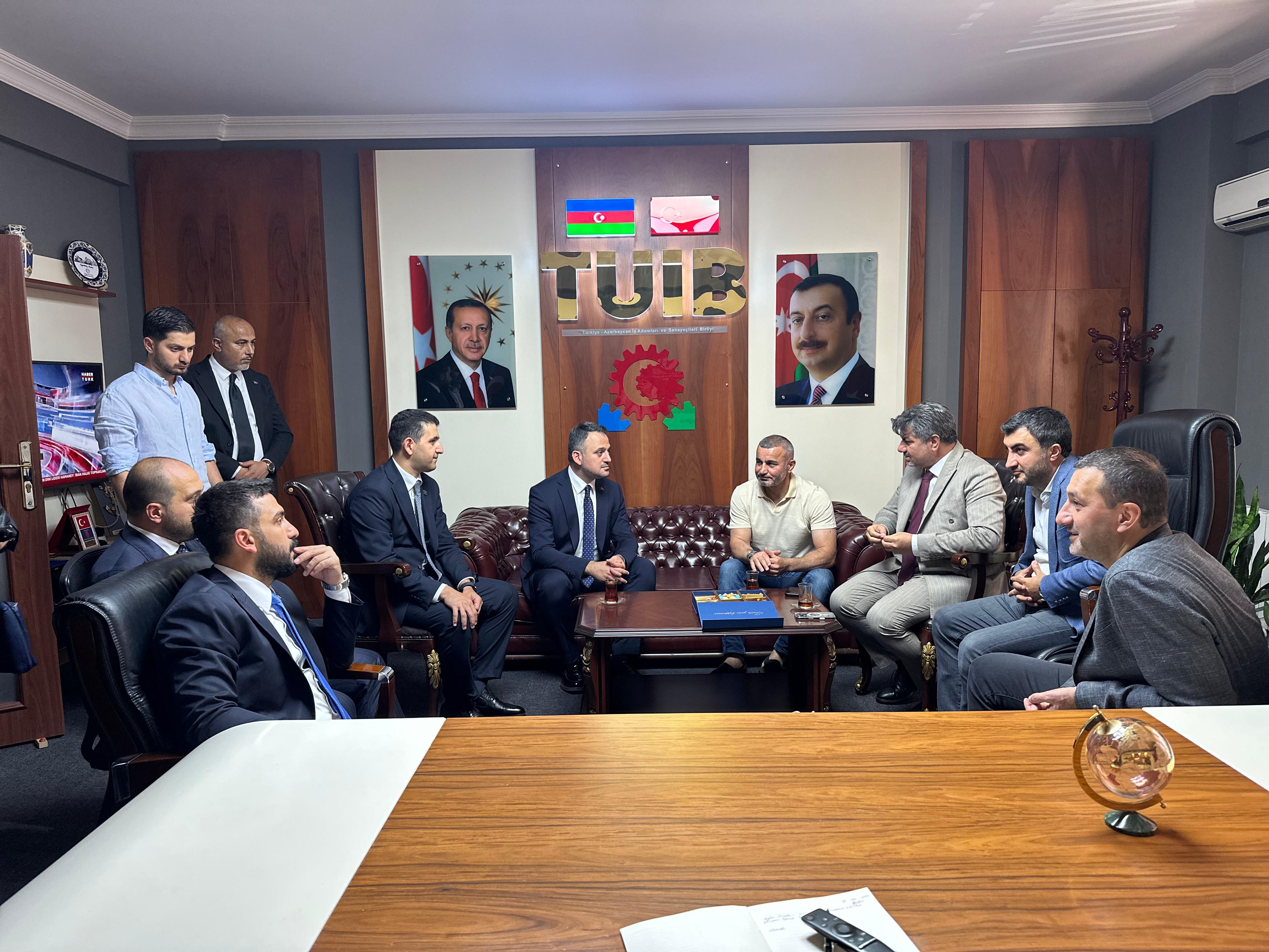 Türkiyə Gənclər və İdman nazirinin müavini Enes Eminoğlu və Türkiyə Gənclər Fondunun (TÜGVA) sədri İbrahim Beşinci Türkiyə-Azərbaycan İş Adamları və Sənayeçiləri İctimai Birliyinin (TÜİB) ofisini ziyarət ediblər.